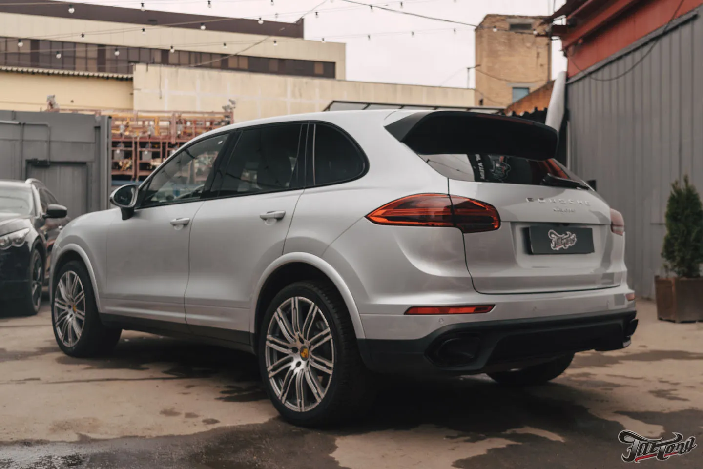 Ремонт бампера, крыла и расширителя на Porsche Cayenne